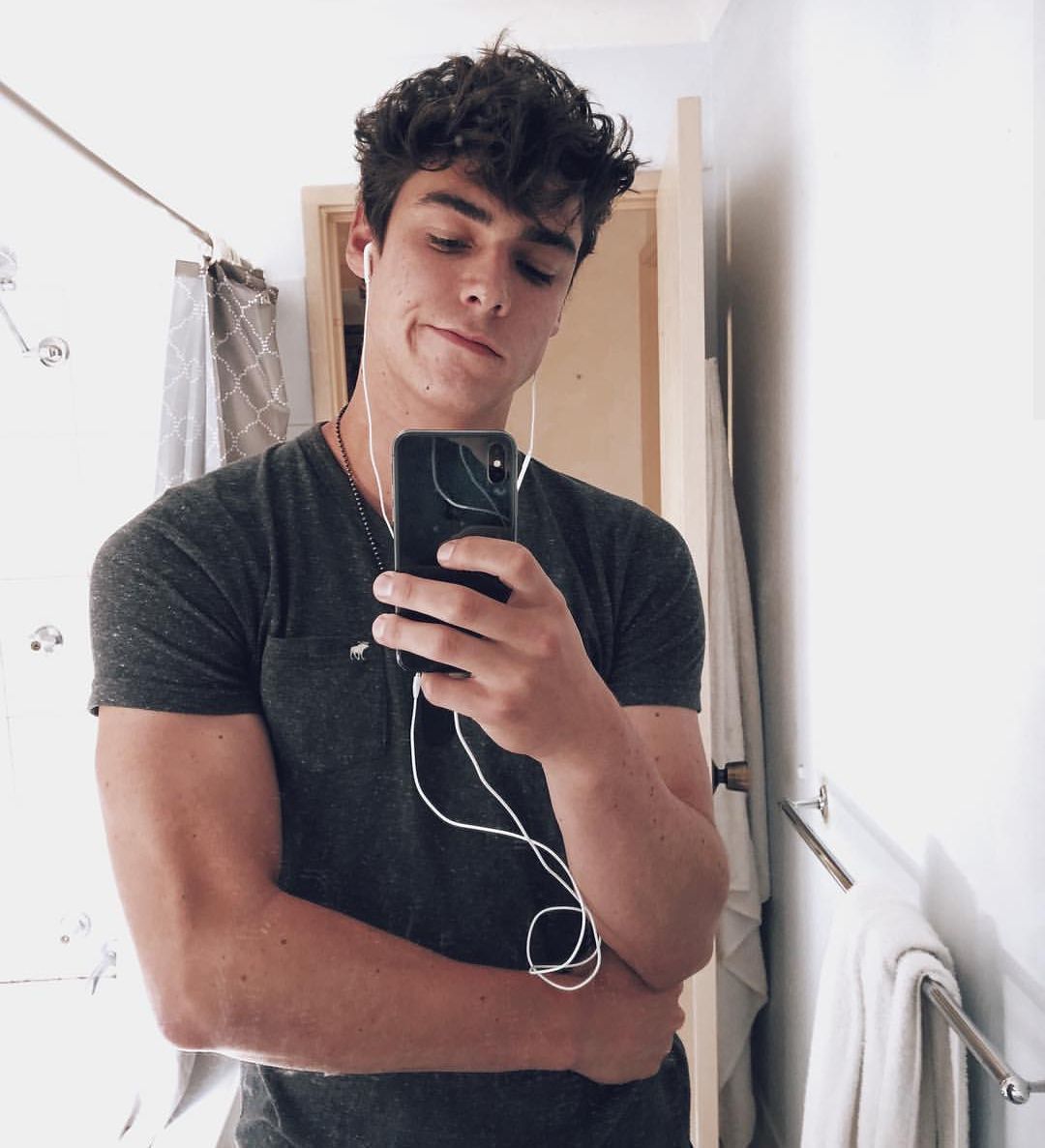 <strong>Emi J</strong>